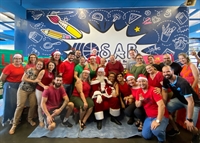 O Papai Noel chegou à escola vestido de vermelho e com uma barba branca e comprida; ele foi recebido pelos alunos com gritos de alegria (Foto: Divulgação)