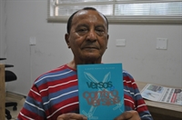 O escritor votuporanguense Alberto Ramos de Oliveira escolheu celebrar seus 80 anos com poemas (Foto: A Cidade)