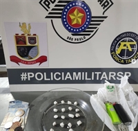 Em outras duas ocorrências de tráfico de drogas, a Polícia Militar prendeu dois traficantes e apreendeu maconha e crack (Foto: Divulgação)