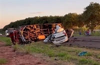 Homem morre em batida entre carro e caminhão na região