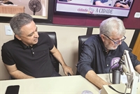 Luiz Torrinha em estado de graça. Ele acompanhou o prefeito ontem na entrevista à Cidade FM (Foto A Cidade)