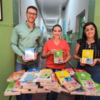 Escola de Álvares Florence recebe livros em Libras