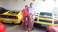 Dalbert Mega, sua esposa Leia e as filhas do casal, Sofia e Sara, junto da coleção de carros esportivos e antigos do empresário (Foto: Arquivo pessoal)