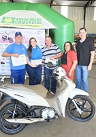Os dois prêmios com cupons do Vilar comprovam que o posto de combustíveis é mesmo pé quente (Foto: Divulgação Associação Comercial) 