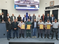 O sargento Bandeira e os cabos Maia, Sabino, Viviana, Valério e Ribeiro, além do socorrista Deivid Ariani foram homenageados (Foto: A Cidade)