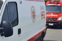Após acidente envolvendo moto e ônibus escolar, jovem ficou gravemente ferido e precisou ser transferido para o HB (Foto: Reprodução)