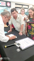 O artista plástico e escritor Jocelino Soares autografando a sua mais recente obra “No Sertão dos Ignácios” para o jornal A Cidade. (Foto: A Cidade)