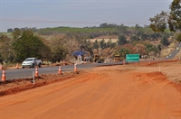 Depois de décadas de reivindicações e acidentes, a Vila Carvalho, um dos mais antigos povoados de Votuporanga ganhou um trevo seguro de acesso (Foto: A Cidade)