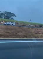 Carro capotou diversas vezes e motorista foi arremessado para fora, caindo já sem vida no canteiro central da rodovia (Foto: Reprodução)
