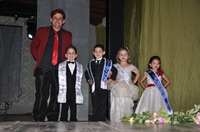 O organizador Beto Ferraz ao lado dos participantes da categoria mini miss e mister estudantil 2017 (Foto: Divulgação)