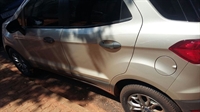 A mulher pegou uma pedra do chão, riscou todo o lado direito do carro da profissional e fugiu em seguida (Foto: Divulgação/Polícia Militar)