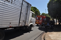 Colisão entre caminhão e moto no Pozzobon (Foto: Gabriele Reginaldo/ A Cidade)