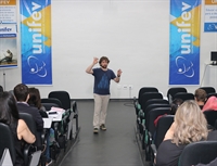 Cineasta ministra aula especial para alunos da Unifev