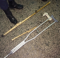 Muleta que a vítima usada foi quebrada na ação (Foto: Divulgação/Guarda Municipal)