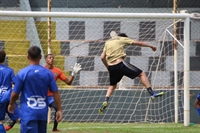 No seu primeiro gol, Barcos subiu livre e testou para o fundo do gol do Tanabi  (Foto: Rafa Bento/CAV)