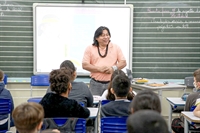 Daniel Munduruku é de Belém (PA) e foi eleito o escritor homenageado do Fliv 2022 e visitou uma escola do município ontem (Foto: Fliv)