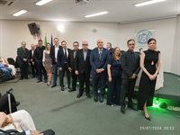 Natália De Haro e empossada oficialmente, ontem à noite, como a primeira presidente mulher da ACV, junto de sua nova diretoria   (Foto: A Cidade)