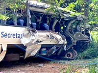Acidente entre ônibus e caminhão deixa uma pessoa morta e 12 feridas (Foto: A Cidade)