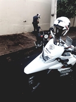 Os policiais localizaram o indiciado no cruzamento das ruas Rio Araguaia e João Reganin, na zona Norte da cidade (Foto: Divulgação/PM) 