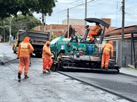 Trechos da Rua Pará foram recapeados ontem e as obras e seguirão pela via durante todo o fim de semana (Foto: Prefeitura de Votuporanga)