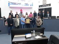 Os médicos Chaudes Ferreira e Atilio Pozzobon receberam a homenagem em nome do Corpo Clínico da Santa Casa (Foto: Assessoria)