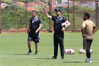  Técnico do CAV, Rogério Corrêa, orienta jogadores em treino na Arena Plínio Marin  Foto: Rafa Bento/CAV