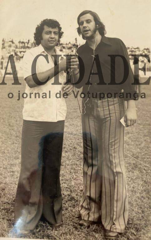 Assim que são chamados os profissionais do rádio que trabalham a beira do gramado na transmissão de jogos de futebol. Nesta foto dois deles da maior expressão nos anos 70  cobrindo jogos da antiga A.A. Votuporanguense. Cláudio Craveiro era o repórter da Rádio Piratininga e o saudoso Ezupério Victor Martins empunhava o microfone da Rádio Clube AM. Fora do ar foram dois grandes amigos.

***Confira mais desta coluna em nossa edição impressa e online para assinantes.