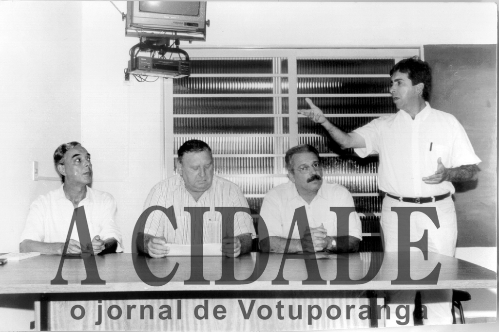 Foi na administração do prefeito Pedro Stefanelli Filho (1993 à 1996) que originou a criação da Escola  Senai/Cemad . Na época houve a aquisição do imóvel, por parte da Prefeitura. No local  funcionou a antiga  Distribuidora de Medicamentos  Disdroga, na rua Ponta Porã esquina com a Barão do Rio Branco, onde hoje está o Centro do Empreendedor. Na foto aparece João Herrera Martins, expondo o projeto e sendo ouvido  pelo então vereador Américo Adauto Leva, pelo prefeito Pedro Stefanelli Filho e Osvair Ribeiro, do Senai de Rio Preto.

***Confira mais desta coluna em nossa edição impressa e online para assinantes.