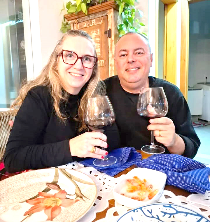 O advogado Jaime Demetrio De Bortole iniciou 2025 celebrando idade nova no dia 02 de janeiro. A data foi marcada por gratidão à vida e comemorada sob o abraço carinhoso de sua esposa, Maria Cristina Zaparoli, e do filho Eduardo. Parabéns, Jaiminho! Que este novo capítulo de sua vida seja repleto de amor, alegria, realizações e momentos memoráveis.