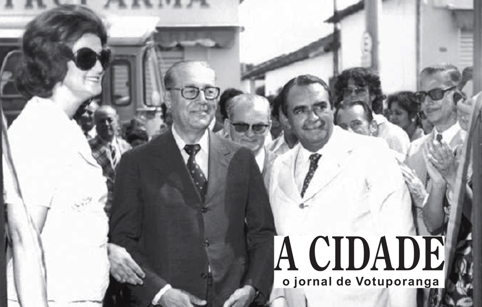 A foto é de 1975. Destaque para a 1ª dama do município, a profª Neide Vidotti Garcia, esposa do prefeito Luiz Garcia De Haro. Na oportunidade, ela recepcionava o ex-diretor do Bradesco, Aquiles Vezone, e Afrânio de Oliveira, presidente do Banco Nossa Caixa, por ocasião da inauguração do prédio próprio do Banco Nossa Caixa, na esquina da rua Amazonas com Ceará. O banco foi incorporado pelo Banco do Brasil, mas a agência inaugurada naquela ocasião está com o prédio desativado até hoje, na rua Amazonas esquina com a Ceará.