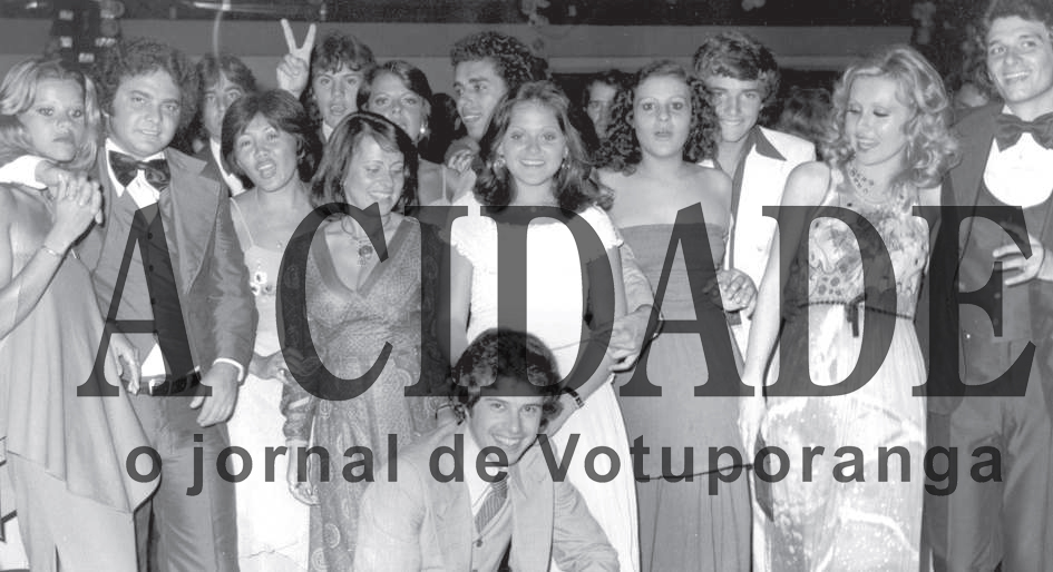 1975 - Anos Dourados no Votuporanga Clube.Veja a elegância e a alegria daquela geração de jovens. Era o baile da virada de ano. Tinha até valsa à meianoite com o estourar das champagnes distribuidas nas mesas. Confira a partir da esquerda os personagens da foto. Fátima e o Dr. Diorandi Figueira da Costa, Fernando De Haro, Mary Sato, Guto Poiani, Sonia Bonetti, Cláudia Camargo, Ney Vivo, Simone Calille, Pedrinho Sanches (agachado), Paula Munhós, Luciano (Dodô), Marilda e Paulo Ferrari.

***Confira mais desta coluna em nossa edição impressa e online para assinantes.