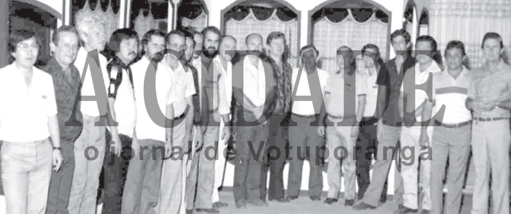 Nesta foto de 1980, diante do estande de Móveis Primor, no recinto da Exposição Agropecuária Industrial e Comercial de Votuporanga, realizada no mês de agosto, os expositores fizeram esta foto. Entre eles aparecem Paulo Uemura e o seu saudoso irmão
Takashi, Antonio Benedito Malvas, Ederval Gregório, o saudoso presidente da Airvo Carlos de Prosdócimi, entre tantos outros.

***Confira mais desta coluna em nossa edição impressa e online para assinantes.