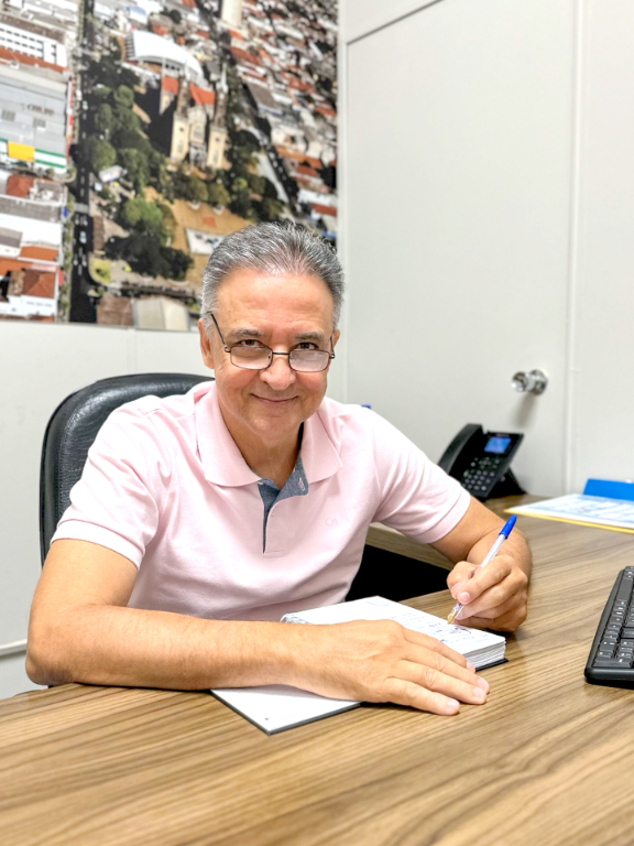 O dia de ontem, 07 de janeiro, foi especial para nosso vice-prefeito, Luiz Fernando Goés Liébana, que celebrou mais um ano de vida. Presença constante nas ações públicas e iniciativas solidárias, ele segue demonstrando compromisso e dedicação com a comunidade. Ele compartilhou a alegria deste dia festivo, recebendo o carinho incondicional da filha Fernanda, do filho Danilo e da esposa Janaína Silva, que compartilham cada passo desta feliz caminhada. Parabéns Torrinha! Que o novo ciclo venha acompanhado de saúde, êxito e muitas realizações, refletindo o trabalho sério e responsável que marca sua trajetória pública.  