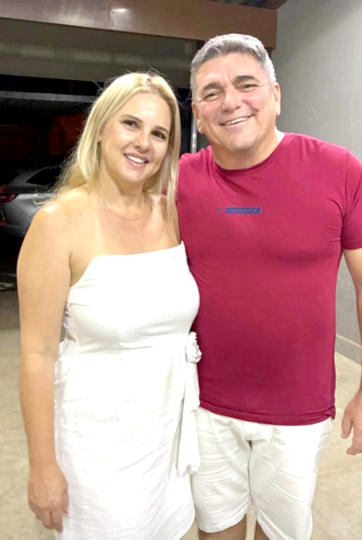 Kelley Victorino Costa iniciou um novo ciclo em sua vida no dia 03 de janeiro, celebrando mais um ano de existência com grande alegria. Rodeada pelo carinho e afeto de familiares e amigos, ela compartilhou esse momento especial ao lado de seu marido, Wladimir de Medeiros Costa, que aparece com ela na foto. Parabéns, Kelley! Que este novo ano de vida seja repleto de amor, saúde, felicidade, amizade e muita paz.