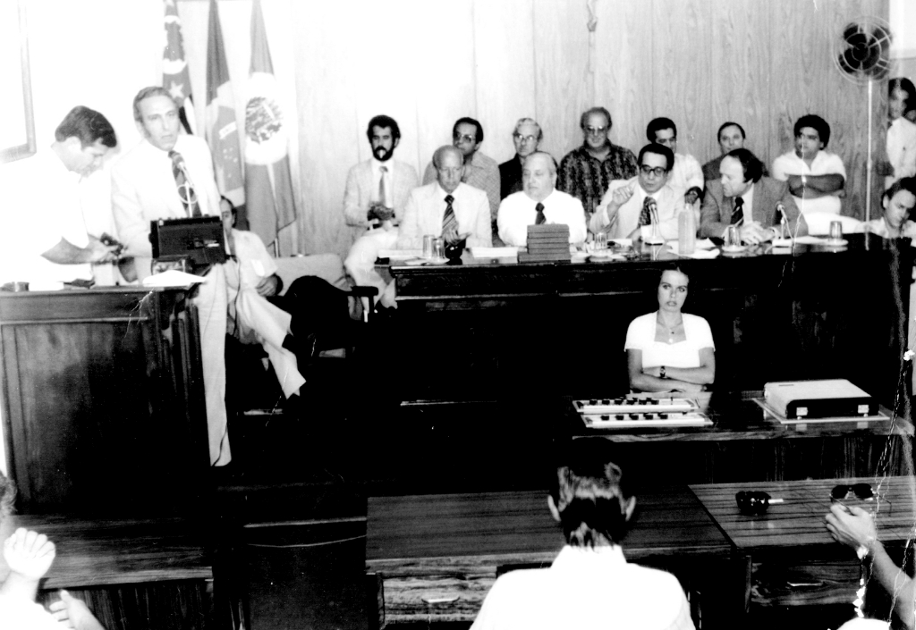 O vice-governador José Maria Marim, assumiu o cargo de Paulo Maluf que se licenciou para ser candidato a deputado nas eleições de 1982. Marim foi recebido em Votuporanga numa cerimônia na Câmara Municipal. Na foto o então prefeito João Antonio Nucci discursava na tribuna ao lado do vereador Alzimiro Brantis. Em primeiro plano na mesa principal estão o deputado Valdemar Alves da Costa, o senador biônico Amaral Furlan, o vice-prefeito Onofre de Paula, o homenageado José Maria Marim e o deputado Álvaro Fraga. Na segunda fila: O industrial Antonio Benedito Malvas, o então prefeito de Mirassol Fernando Vendramini, o delegado seccional de polícia Antonio Ferreira ontes e o juiz de Direito Antonio Correia. Ao centro a funcionária da Câmara Vera, controlando o som. A foto é do arquivo deste jornal.