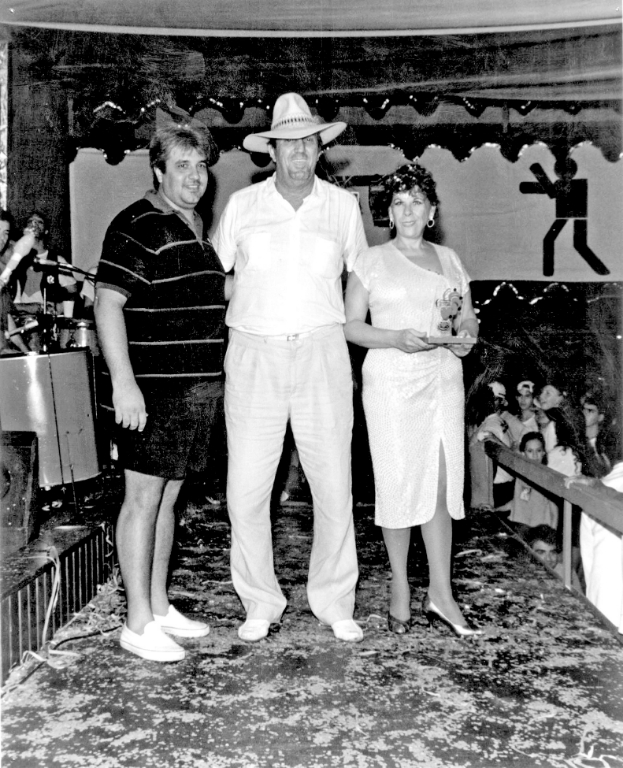 Carnaval dos bons no Votuporanga Clube. Ainda da gestão de Egmar Marão como presidente do clube. Ele premiou o casal mais animado do salão: Léo Comar e Cleuza. A foto é do arquivo do Votuporanga Clube.