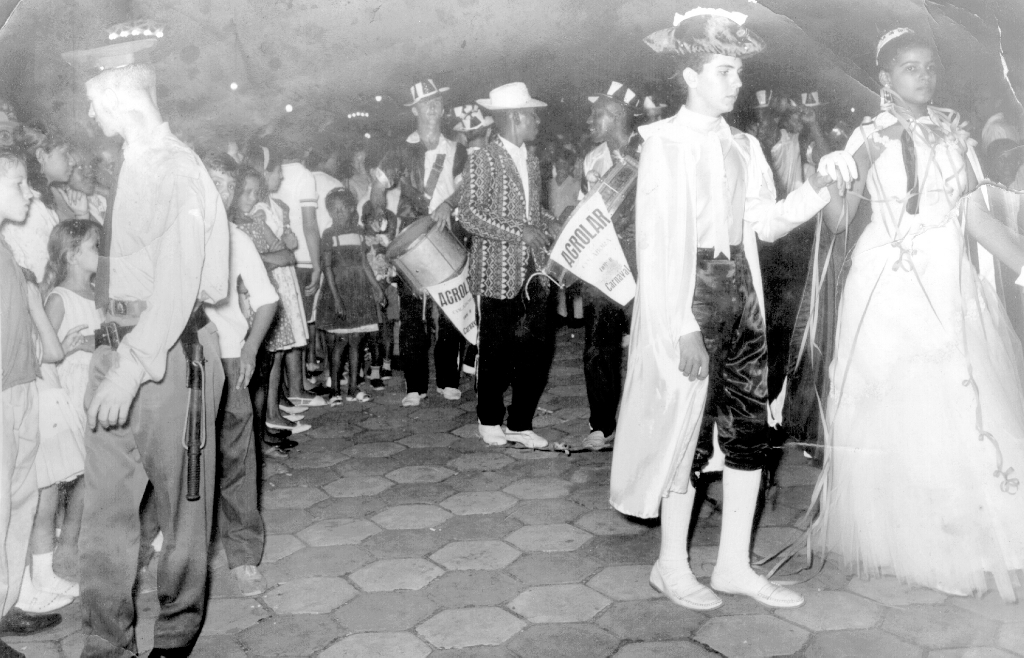 Carnaval de rua. Escola de Samba “Morro Por Ela” comandada pelo saudoso Cido Massagista, da Votuporanguense. Identificamos na foto o Neguinho, Cido, Fifi e o Pistili de mestre sala. Não temos o 
nome da porta bandeira. Esta foi a primeira escola de samba da cidade e reunia na bateria os principais jogadores da alvinegra. Contam que neste ano a Votuporanguense jogou no domingo e perdeu para o Taubaté por 3 a 0. O time estava de ressaca. A foto é do Welington Roberto da Silva (Vulto).