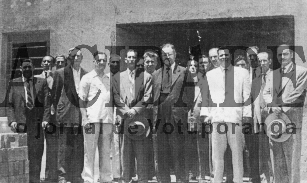 Esta foto é do dia 19 de dezembro de 1949, quando era prefeito João Gonçalves Leite. A convite da Companhia de Melhoramentos, pertencente a Fernando Marrey e responsável pelo loteamento da “Cidade Nova”, em área do bairro São João, esteve na cidade Francisco Prestes Maia, que hoje dá nome à avenida da Estação. Ele veio para traçar o novo loteamento. Na foto que marcou a passagem do ilustre urbanista e ex-prefeito da capital, identificamos da esquerda para a direita, entre outros: José Garcia Peres, Alfredo Rodrigues Simões, Francisco Guerche, Farid Cury, João Gonçalves Leite, o visitante Francisco Prestes Maia, Egas Muniz de Oliveira, Paschoalino Pedrazzoli, Leônidas Pereira de Almeida, Jonas Rodrigues dos Santos, Décio Cunha e o advogado Ultimatum Fava.

***Confira mais desta coluna em nossa edição impressa e online para assinantes.