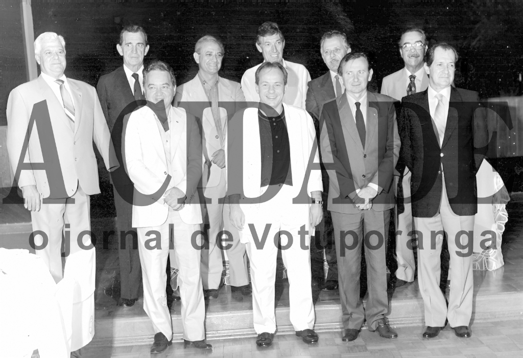 Circula nas redes sociais esta foto que reúne os ex-presidentes do Votuporanga Clube. O registro fotográfico foi colhido no ato de posse do presidente Domingos Pignatari Júnior (gestão 1998/1989). Confira quem são eles: da direita para a esquerda: Abílio Calille, Dalvo Guedes, dr. Joaquim Figueira da Costa, Durvalino Comar, Rames Cury e Roberto Lima Campos. Na fila da frente: Manoel Anzaí, Junior Pignatari, Waldecy Antonio Bortolotti e o dr. Álvaro Domingues de Oliveira. 
Consta do registro a seguinte nota: “A construção da nova sede do clube que começou na gestão do presidente Valter Eleutério Rodrigues, a inauguração da piscina, e todos os melhoramentos feitos num tempo de grande desenvolvimento do clube passaram pelas mão  desses homens que fizeram história no clube”

***Confira mais desta coluna em nossa edição impressa e online para assinantes.