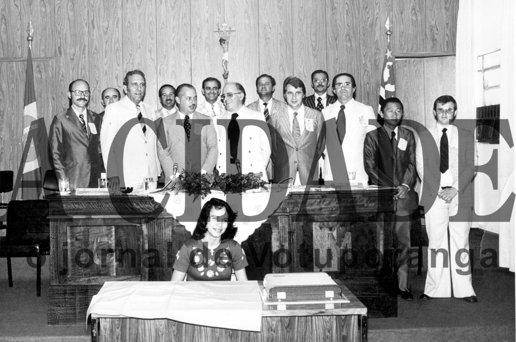 Nessa Sessão Solene da Câmara Municipal, realizada no dia 21 de janeiro de 1978, o então secretário de Obras do governo Paulo Maluf, Francisco de Barros, foi agraciado com o título de Cidadão Votuporanguense. Em primeiro plano, na mesa dos trabalhos, aparecem o vereador Ederval Gregório, o prefeito João Antonio Nucci, o presidente da Câmara José Nunes Pereira, o homenageado, seguido pelos vereadores Urbano Doimo, Joaquim Neves, Hideito Otuki e Jair Francisco (Doca).  Na fila de trás Luiz Galisteu, Aguinaldo de Oliveira, Dr. Joaquim Figueira da Costa, Alzimiro Brantis e Joaquim Lúcio da Silva. 

***Confira mais desta coluna em nossa edição impressa e online para assinantes.