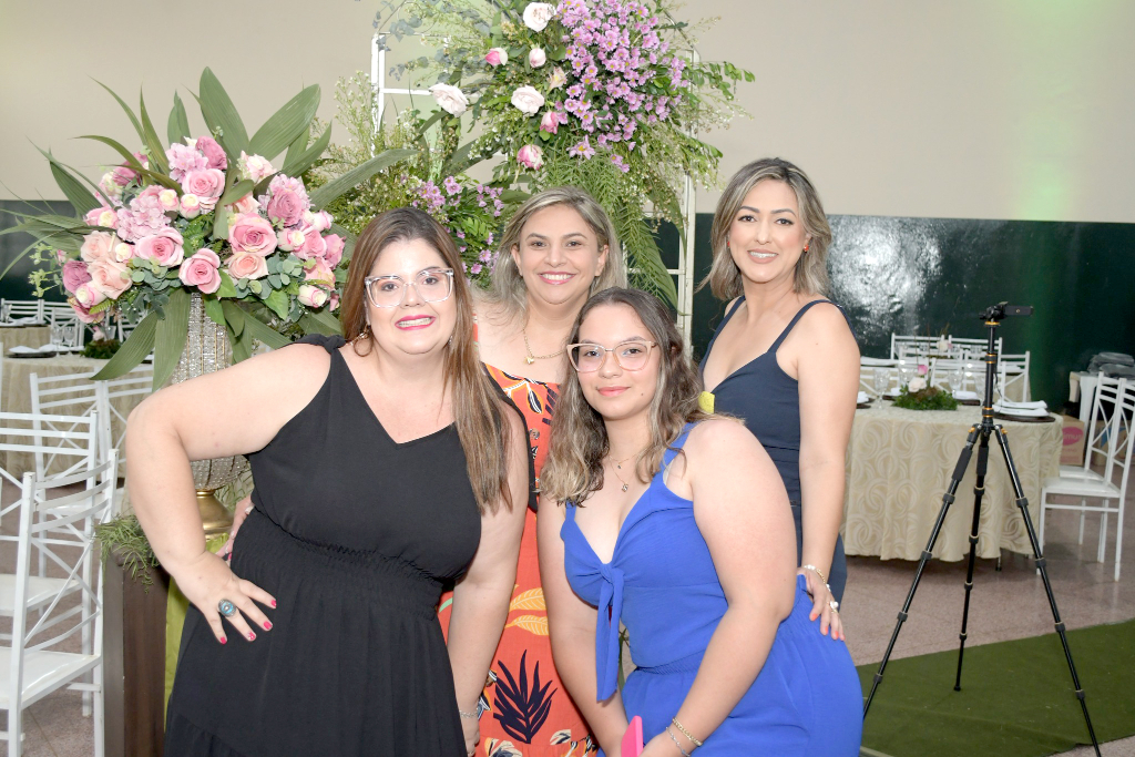 As professoras Márcia Nunes, Isabelly Silva, Márcia Regina e Priscila Giovanini felizes em dia de formatura dos alunos do 9º ano do ensino municipal de Álvares Florence. O encerramento do ano letivo para a educação municipal da cidade de Álvares Florence foi festivo e comemorado com uma noite especial para todos os professores e colaboradores que compõem a rede de ensino de Álvares e do Distrito Boa Vista dos Andradas.