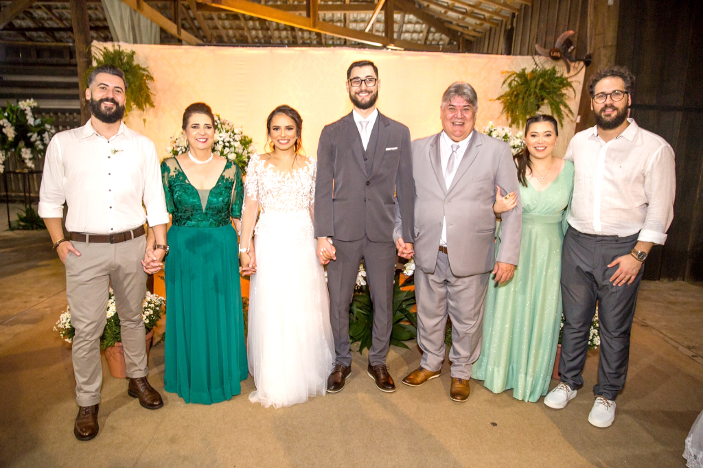 Um registro especial, eternizando a união de Caio Nunes e Any, que firmaram seus votos de amor diante da lei dos homens e das leis de DEUS, ladeados pela família de Caio, sendo eles da esquerda para a direita: Edilberto Filho, a mãe do noivo, Léia Romera Nunes, a noiva Any e o noivo Caio, o pai do noivo Edilberto Nunes da Silva, Tayná e Thiago Romera da Silva