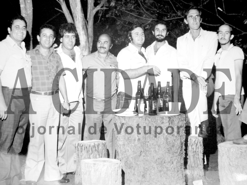 Foi um grupo de radialistas de Votuporanga que instalou a Rádio Jornal de Nhandeara no ano de 1977. Nélson Magalhães Neves, ex prefeito de Nhandeara, já naquele tempo um homem influente na cidade, levou o pessoal da Rádio Jornal para uma confraternização na sua propriedade agrícola. Da esquerda para a direita: Nélson Magalhães Neves, Oliveira dos Santos Prates, João Carlos Ferreira, Alberto Mariano de Souza. Anisio Marcos, Marcos Ayub Beiruth, Osvaldo Tridapalli (Compadre Vardão) e Isaias Pereira de Ávila.

***Confira mais desta coluna em nossa edição impressa e online para assinantes.