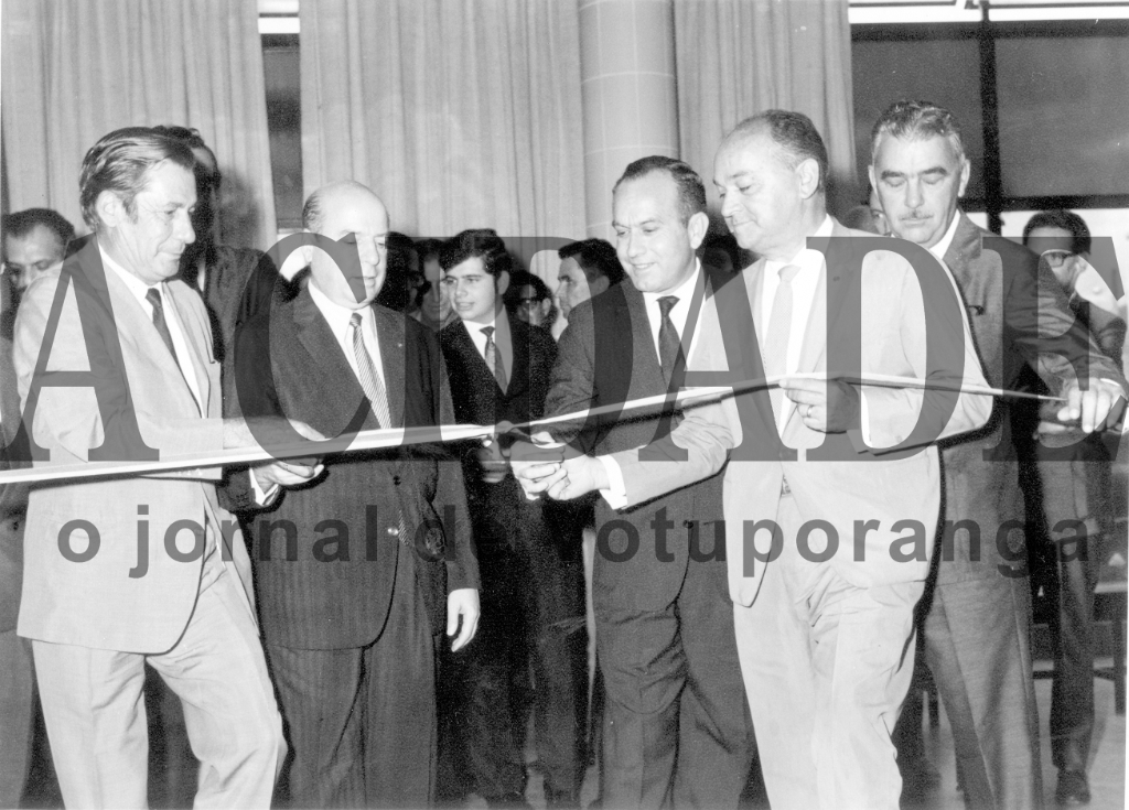 Início da década de 70. A agência local do Banco do Brasil, instalada na Rua São Paulo, no prédio hoje ocupado pela Caixa Econômica Federal, estava recebendo um sistema avançado de equipamentos. Solenemente, o BB de Votuporanga era aparelhado pelo Novo Sistema - Máquina de Contabilidade NCR. Para o ato de lançamento estava presente o diretor do Banco do Brasil, sediado no Rio de Janeiro,
Boaventura Farina. Na foto, a partir da esquerda: Orlando Mastrocola (Presidente do IBC - Instituto Brasileiro do Café), Boaventura Farina (diretor do BB), Cristovam De Haro (Presidente da Associação Comercial), Dr. Ultimatum Fava (Presidente da Câmara Municipal) e Pedro Sanches (gerente da agência local do Banco do Brasil).

***Confira mais desta coluna em nossa edição impressa e online para assinantes.