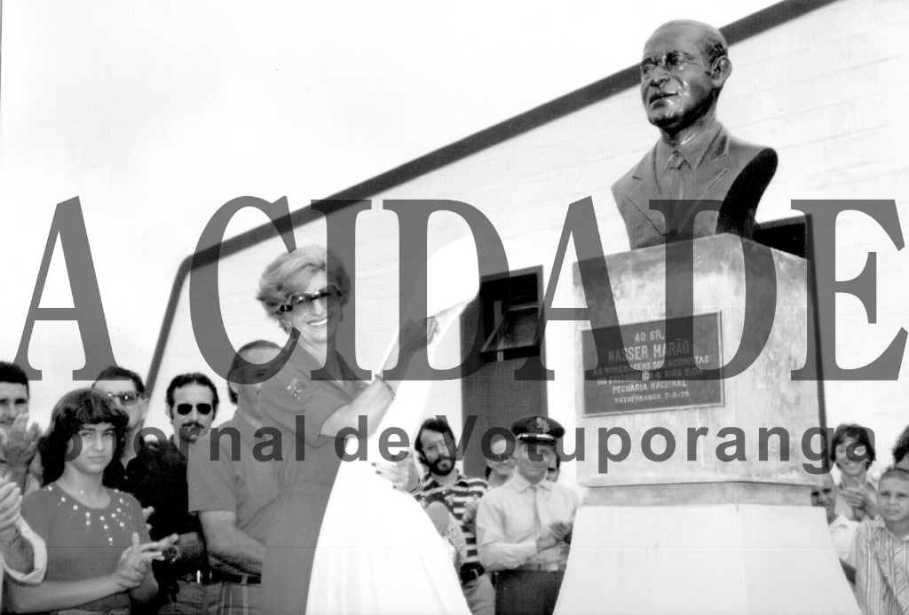 Acionistas do Frigorífico 4 Rios S.A., renderam homenagem ao diretor presidente do empreendimento, o empresário Nasser Marão, durante o ato de inauguração. A cerimônia desenvolveu-se no dia 7 de agosto de 1976, como parte das festividades do 39° aniversário de Votuporanga. Na oportunidade a liderança de Marão foi perpetuada com a entronização do seu busto, descerra do pela sua esposa, a professora Neide Tonani Marão. Consta os seguintes dizeres: “Ao sr. Nasser Marão as homenagens dos acionistas do Frigorífico 4 Rios e da pecuária nacional”. 

***Confira mais desta coluna em nossa edição impressa e online para assinantes.