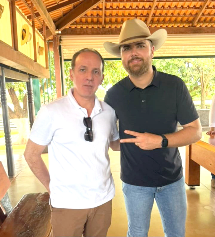 O empresário Arquimedes Celeri ao lado do cantor Zé Neto, da dupla Zé Neto & Cristiano, em um encontro especial e descontraído. O momento aconteceu recentemente durante uma confraternização entre amigos, marcada por boas conversas, música e a celebração da amizade