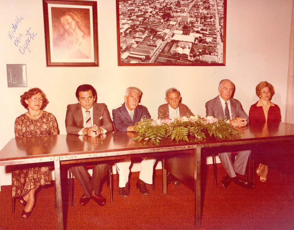 Nos anos 80, o então prefeito João Antonio Nucci instituiu a Medalha “8 de Agosto” para homenagear cidadãos ilustres pelos relevantes serviços prestados à comunidade. Nesta foto, os homenageados por ocasião do aniversário da cidade. Todos eles com serviços prestados na área da assistência social. A partir da esquerda: Nair Gonçalves Pereira, dr. Miguel Zeitune Leão, Prof. Theodomiro Monteiro do Amaral, Sgto. Atilano Guatemozin Pedroso, Newton Ferraz e Neide Eleutério Rodrigues. Todos eles representativos de entidades sociais. O ato deu-se no gabinete do prefeito.