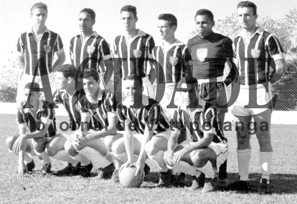 Na foto uma das primeiras formações da A.A. Votuporanguense, foi basicamente com esse time que começou a história feita em “preto e branco” da camisa alvinegra gloriosa, que só chegou ao fim em 1996. Pelos gramados do Brasil, o clube ganhou jogos e fama de arrebatador. Levou longe o nome da cidade e deixou saudade. Veja esta formação antiga do “Tigre da Alta Araraquarense”. De pé: Neguinho, Gabriel, Jurani, Zanca, Cezário e Olavo. Agachados: Dago, Touro, Portugês, Maurinho e Carangola. 

***Confira mais desta coluna em nossa edição impressa e online para assinantes.