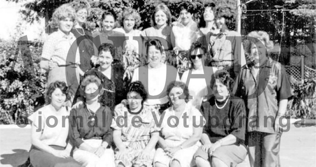 Esta foto é do ano de 1989. Foi um encontro dos professores da E.E. PSG “ Dr. José Manoel Lobo” para festejar o aniversário da diretora do estabelecimento, a professora Olga Balbo Ferreira Fontes. Confira da esquerda para a direita: (fila do fundo) Maria José, Elizabete Laridondo Zucarelli, Evoldenir N. Sanches, Luzia Lima Arantes, Angélica L. Morlin, Bernardete G. Dezan, Aparecida Elizabete Forte Castrequine, e Josefina Fernandes Balero. (Fila do meio) Shirley R. Arantes, Dalva Mello (assistente) e Vera. E veja a fila da frente: Lucinda Murasse, Marlene de Biazi, Terezinha (assistente), Ruth Carrilho Marques, Maria do Carmo Poiani Elias e a aniversariante Olga Balbo Ferreira Fontes

***Confira mais desta coluna em nossa edição impressa e online para assinantes.