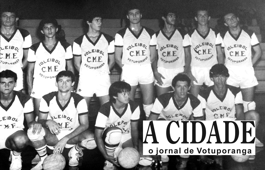 A representação de vôlei de Votuporanga que se apresentou para os Jogos Abertos do Interior, realizado na cidade Santo André, no ano de 1985. Confira a partir da esquerda, de pé: Cláudio, Tuti, Tony, Zé Ângelo, Piero, Marquinho e Visoná. Agachados: Esquerda, Alvarenga (em memória), Marcinho Fukuyama, Fernando e Nilvo. Técnico: Atílio Pozzobon